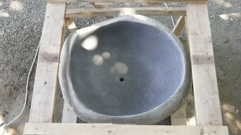 Product image 4 of the product “Basin from Riverstone, Natural surface, polished inside. Length 73 cm, Width 65 cm, Height 45 cm, Depth 32 cm. ”